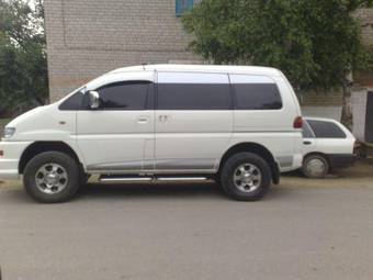 2002 Mitsubishi Delica Photos