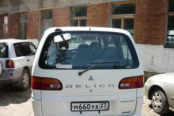 2002 Mitsubishi Delica Photos