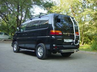 2002 Mitsubishi Delica Photos