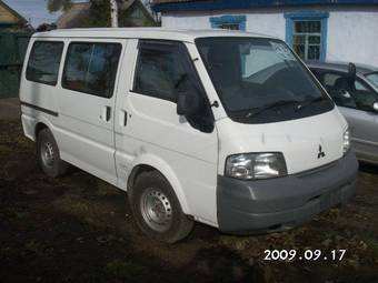 2002 Mitsubishi Delica Photos