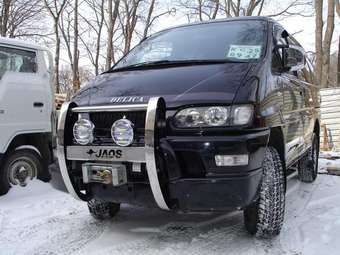 2003 Mitsubishi Delica Pictures