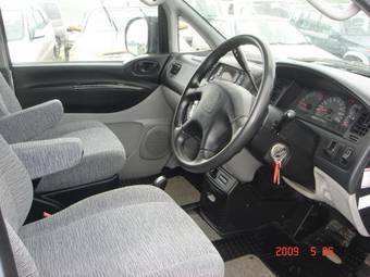 2003 Mitsubishi Delica Photos