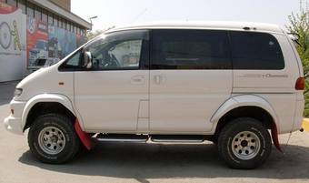 2003 Mitsubishi Delica Photos