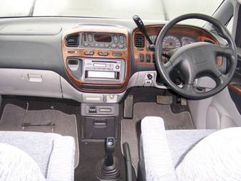 2003 Mitsubishi Delica Pictures