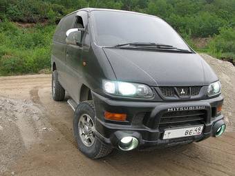 2003 Mitsubishi Delica Pictures