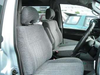 2004 Mitsubishi Delica Pictures