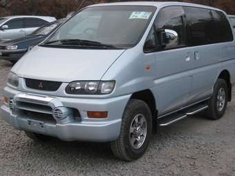 2004 Mitsubishi Delica Pictures