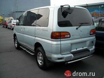 2004 Mitsubishi Delica Pictures