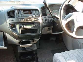 2004 Mitsubishi Delica Pictures