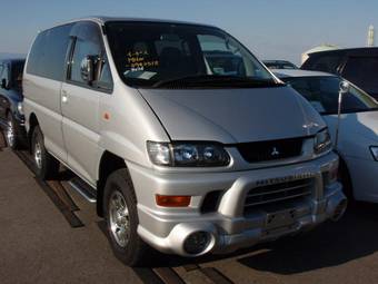 2004 Mitsubishi Delica Photos