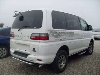 2004 Mitsubishi Delica Photos
