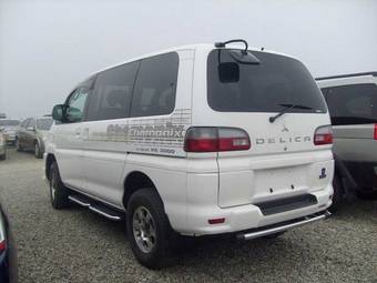 2004 Mitsubishi Delica Photos