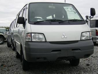 2004 Mitsubishi Delica Photos