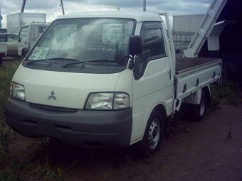 2004 Mitsubishi Delica Pictures