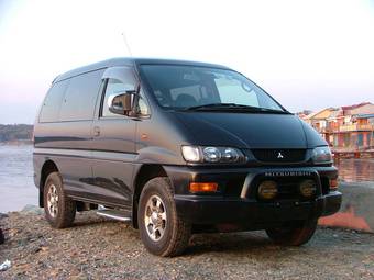 2004 Mitsubishi Delica Photos