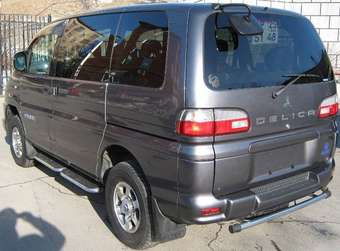 2005 Mitsubishi Delica Pictures