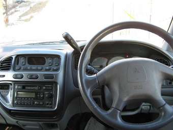 2005 Mitsubishi Delica Photos