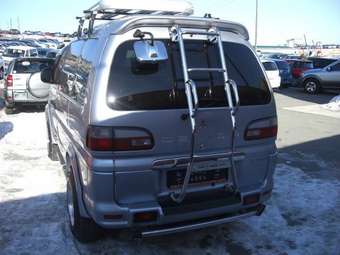 2005 Mitsubishi Delica Photos