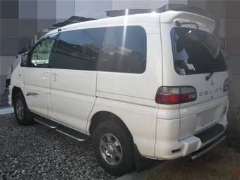 2005 Mitsubishi Delica Pictures
