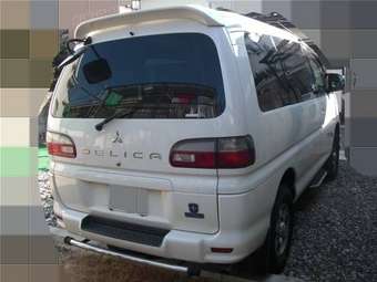 2005 Mitsubishi Delica Pictures