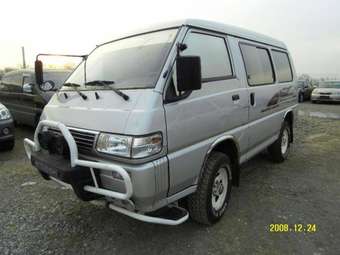 2005 Mitsubishi Delica Pictures