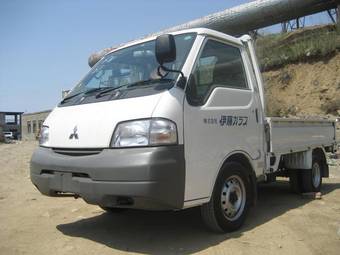 2005 Mitsubishi Delica Photos