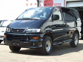 2005 Mitsubishi Delica Photos