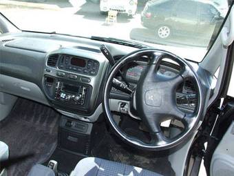 2005 Mitsubishi Delica Photos