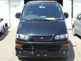 2005 Mitsubishi Delica Pictures