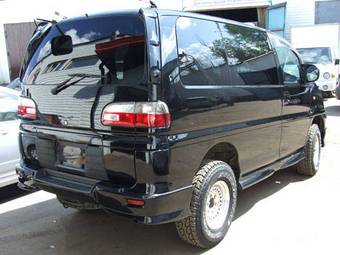 2005 Mitsubishi Delica Photos