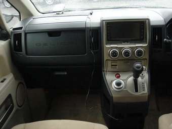 2007 Mitsubishi Delica Pics