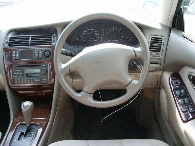 1999 Mitsubishi Diamante Photos