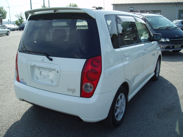2000 Mitsubishi Dingo Photos