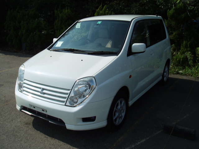 2000 Mitsubishi Dingo Pictures