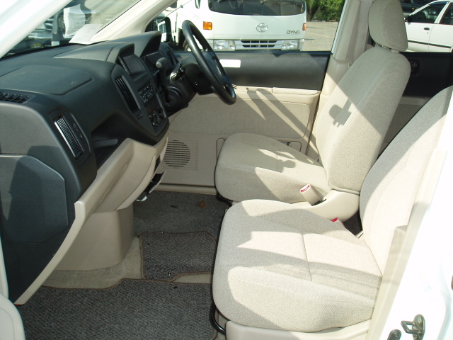 2000 Mitsubishi Dingo Photos