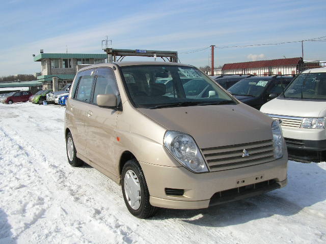 2000 Mitsubishi Dingo Pictures