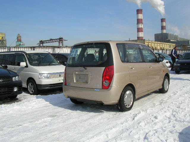 2000 Mitsubishi Dingo Pictures