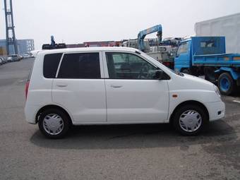 2000 Mitsubishi Dingo Photos
