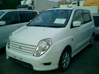 2000 Mitsubishi Dingo Pictures