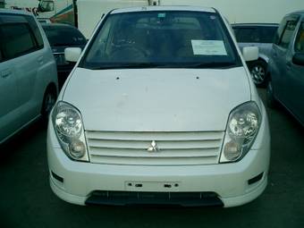 2000 Mitsubishi Dingo Pictures