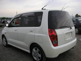 2000 Mitsubishi Dingo Pictures