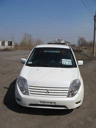 2000 Mitsubishi Dingo Pictures