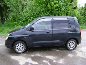 2000 Mitsubishi Dingo Photos
