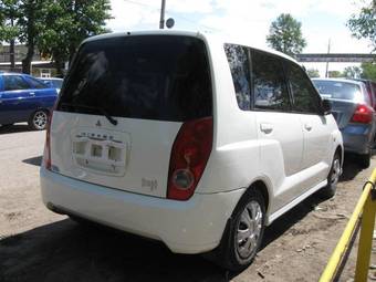 2000 Mitsubishi Dingo Pictures