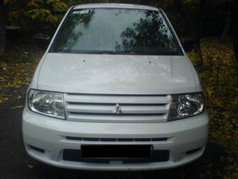 2001 Mitsubishi Dingo Pictures