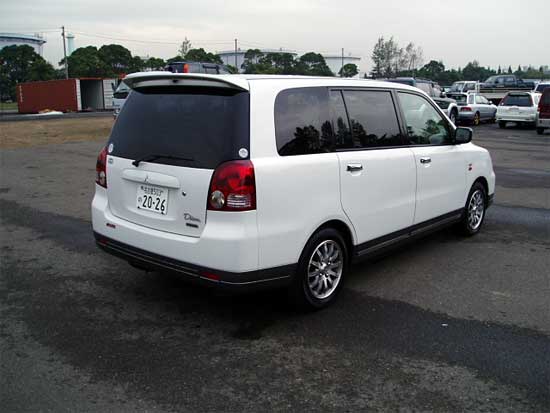 2001 Mitsubishi Dion Photos