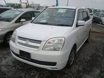2002 Mitsubishi Dion Photos
