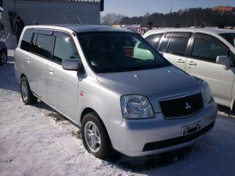 2002 Mitsubishi Dion Photos