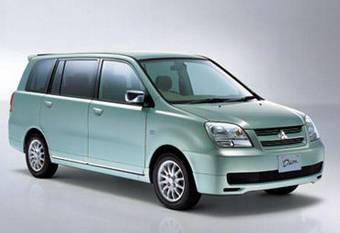 2002 Mitsubishi Dion Photos