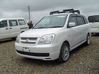 2002 Mitsubishi Dion Photos